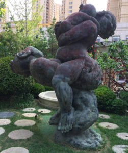 Erotische Skulptur im Skulpturengarten